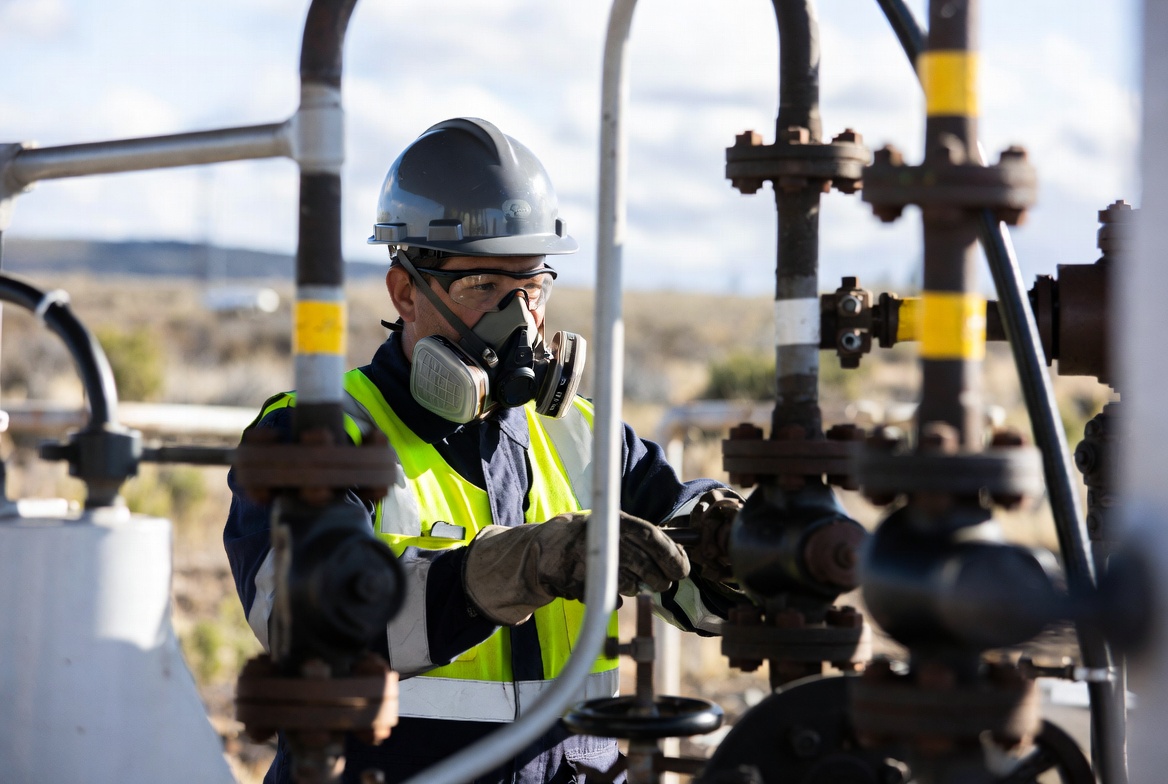 Ingeniera monitoreando sistema SCADA en campo — Vaca Muerta